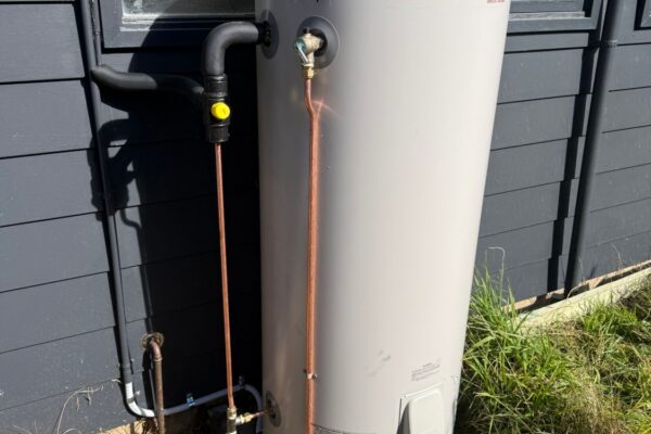 Rinnai Hotflo electric storage hot water system installed beside a home in the Southern Highlands